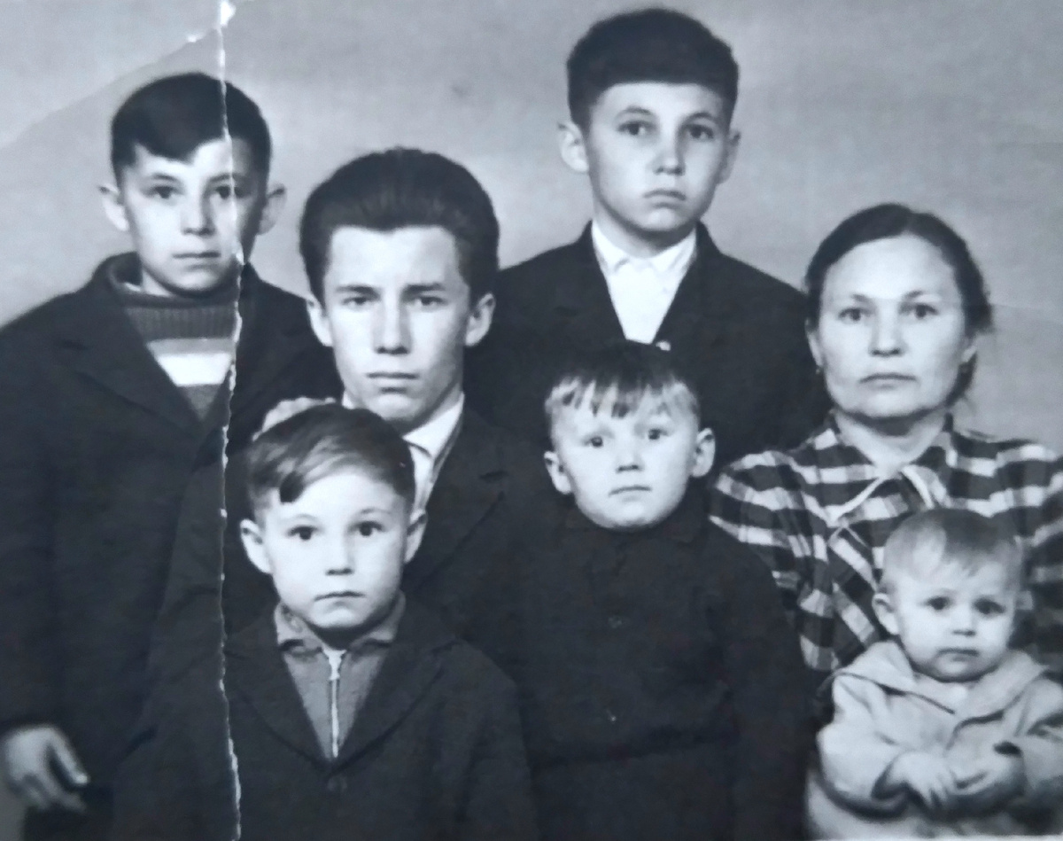 Хасан в центре; слева на право: Шамиль, Али, Фридун, я и мама с сестрёнкой Заремой.с/з " Социализм", 1965 год