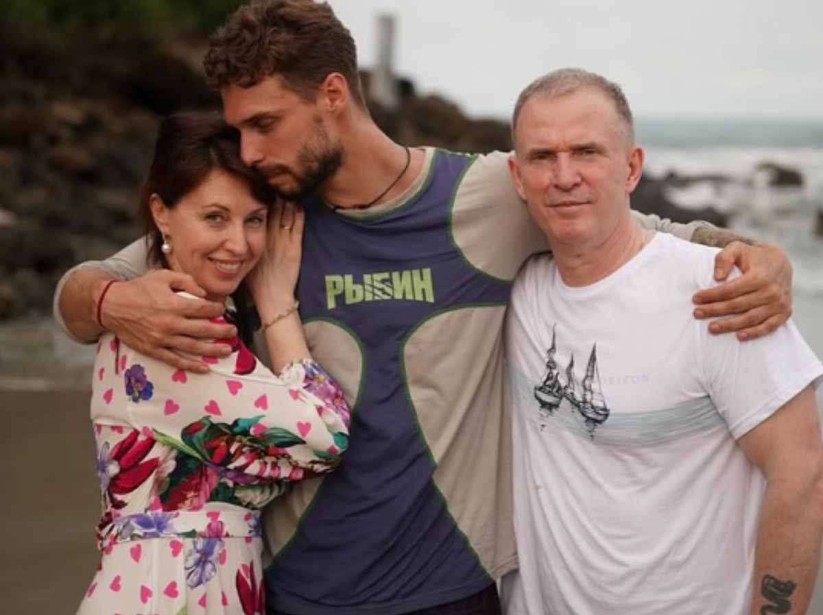 Виктор Рыбин, Наталья Сенчукова и их сын Василий. Фото социальные сети Василия/@basil_r_official
