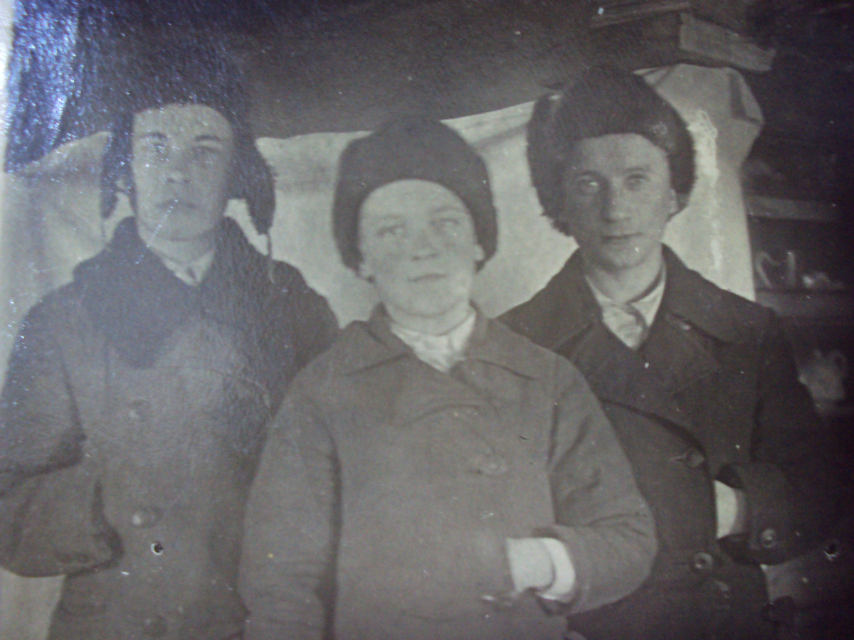 Саня справа, посередине - Серафим, кто слева - не знаю