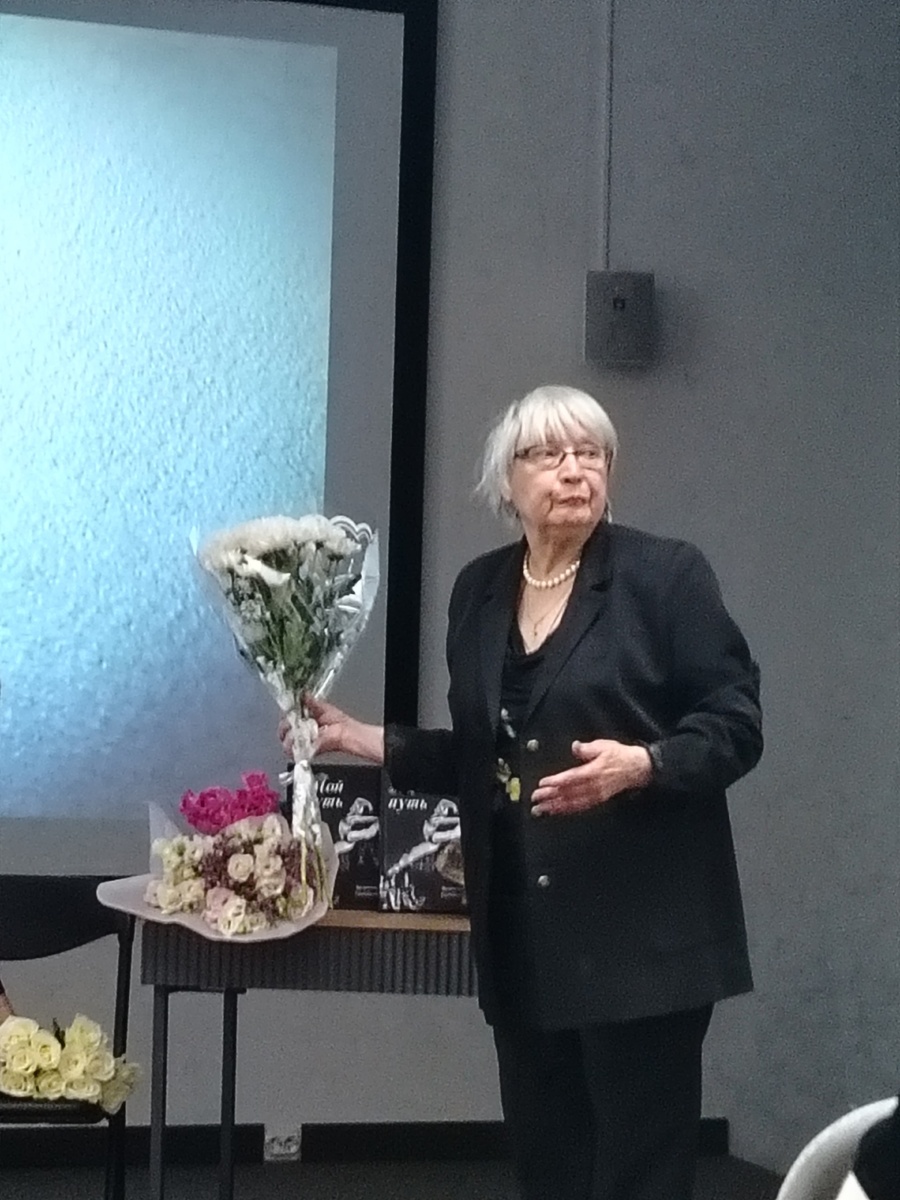 Балерине подарили несколько букетов