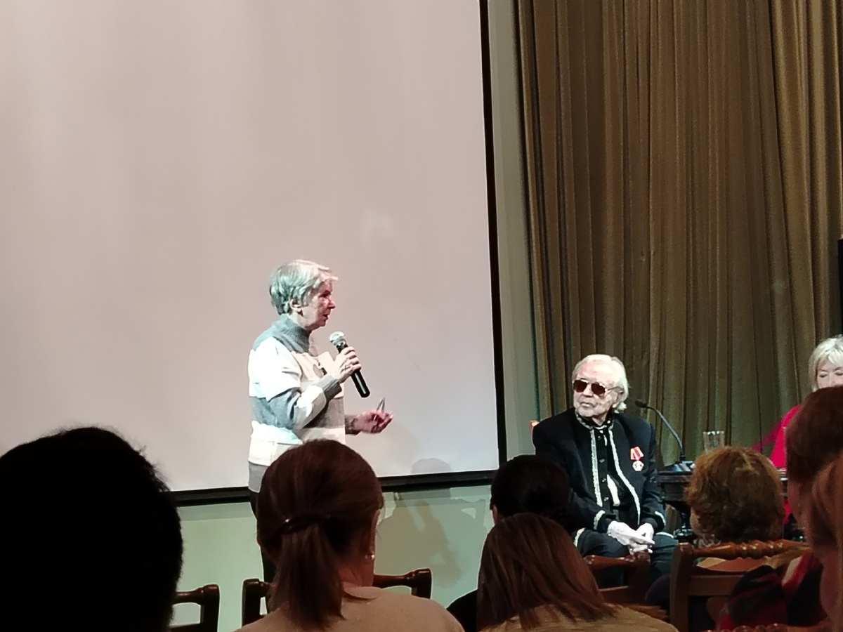 О.Розанова задаёт О.Виноградову вопросы.