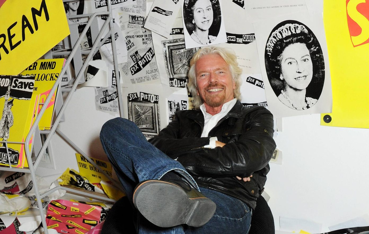 Сэр Ричард Брэнсон посещает частный просмотр выставки «Virgin Records: 40 Years Of Disruptions» в Victoria House 23 октября 2013 года в Лондоне. Фото: Дэвид М. Бенетт / Getty Images для Virgin