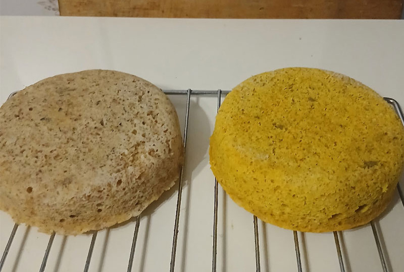 Хлеб в микроволновке (два варианта – с травами и с куркумой)