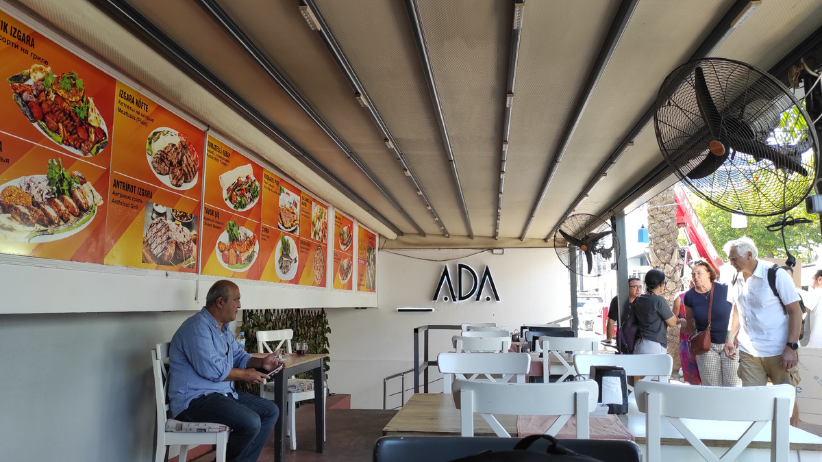 Обычное кафе чуть в стороне от главного туристического проспекта. Фото: Кирилл Полиенко/Polienko: путешествуем вдвоём