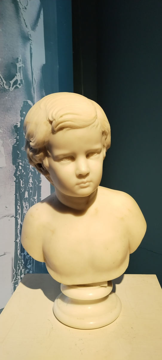 Скульптурный портрет Саши Шереметева из собрания Шереметевского дворца на Фонтанке.