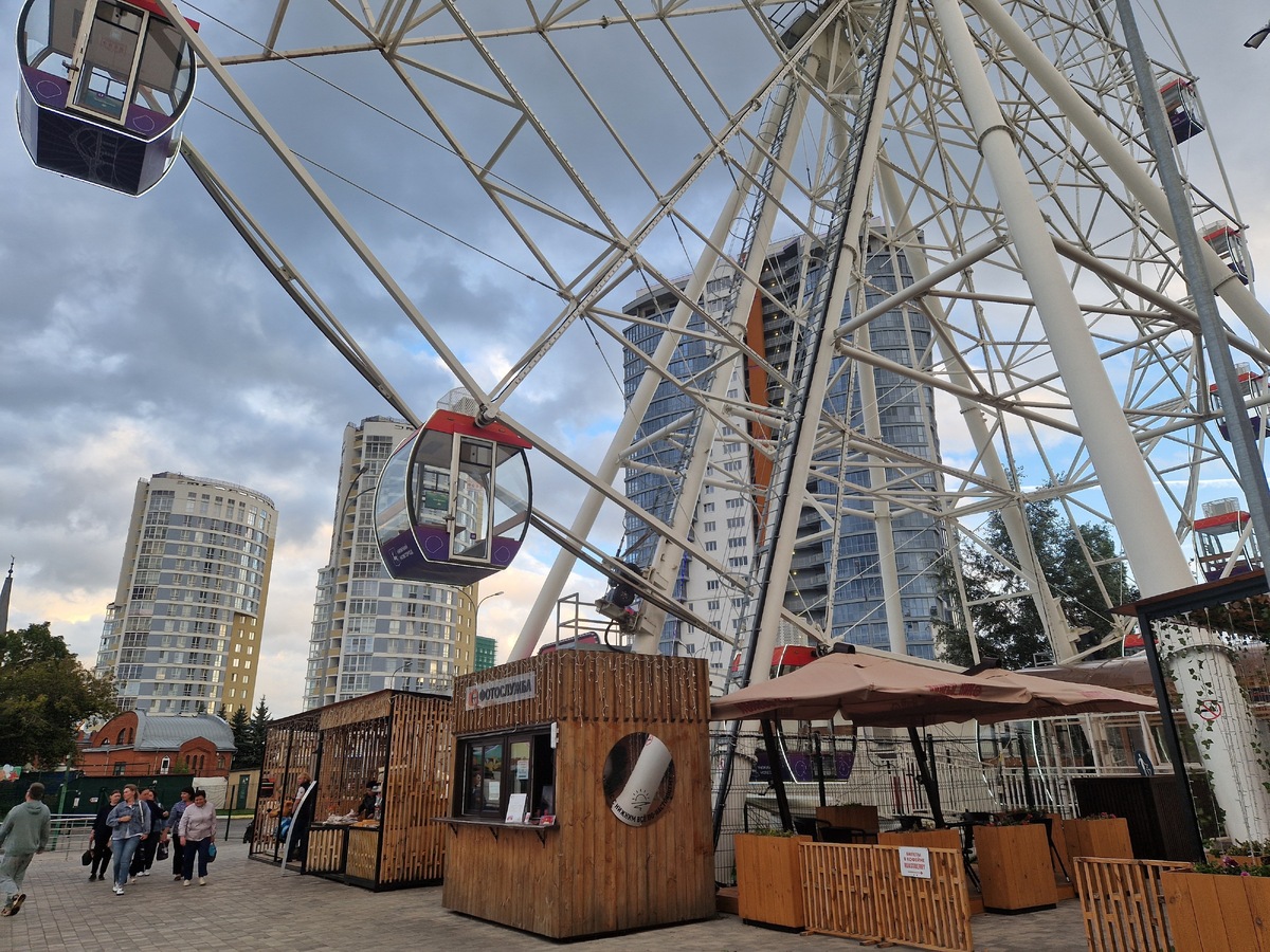 У входа на аттракцион есть кафе с детским меню и сладостями: попкорном, сладкой ватой, молочными коктейлями. Фото: Яна Сергеева