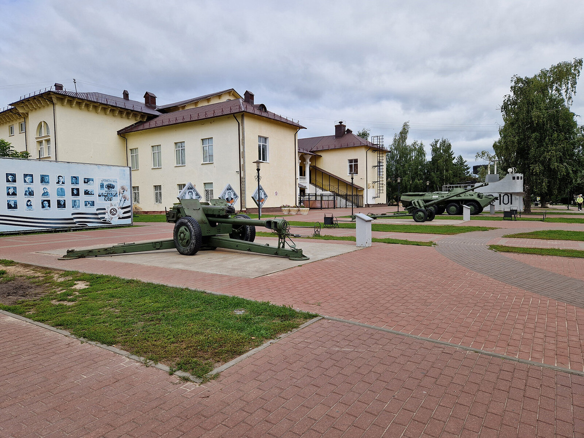 В Боре недалеко от станции канатки можно прогуляться до музея боевой техники с экспозицией под открытым небом. Вход на неё свободный. Фото: Яна Сергеева