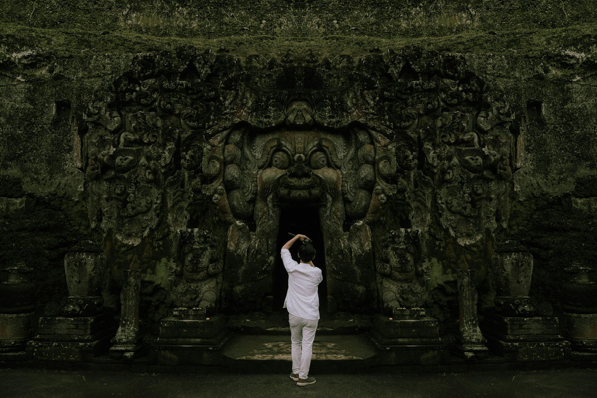 Над входом в пещеру виднеется изображение бога земли Бхома, которое отпугивает злых духов. Фото: Christian / Unsplash