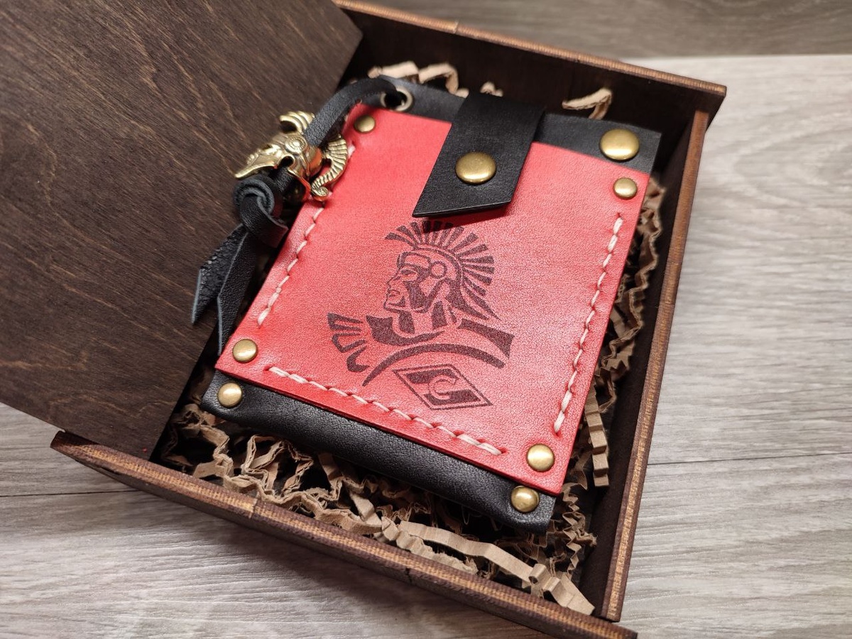 Картхолдер ручной работы из натуральной кожи с гравировкой символики клуба Спартак