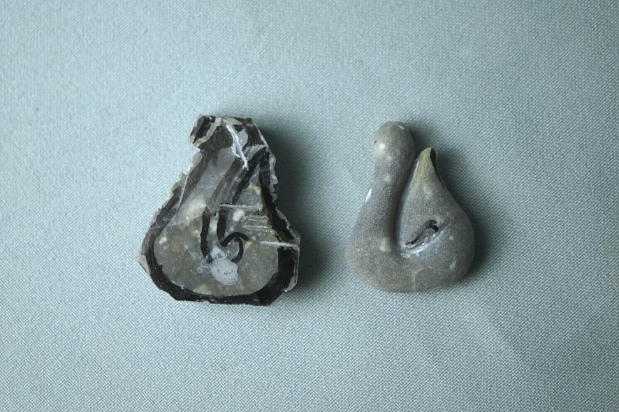 Очередная заготовка из коричневого рисунчатого кремня, справа "Старая" заготовка с трещиной.