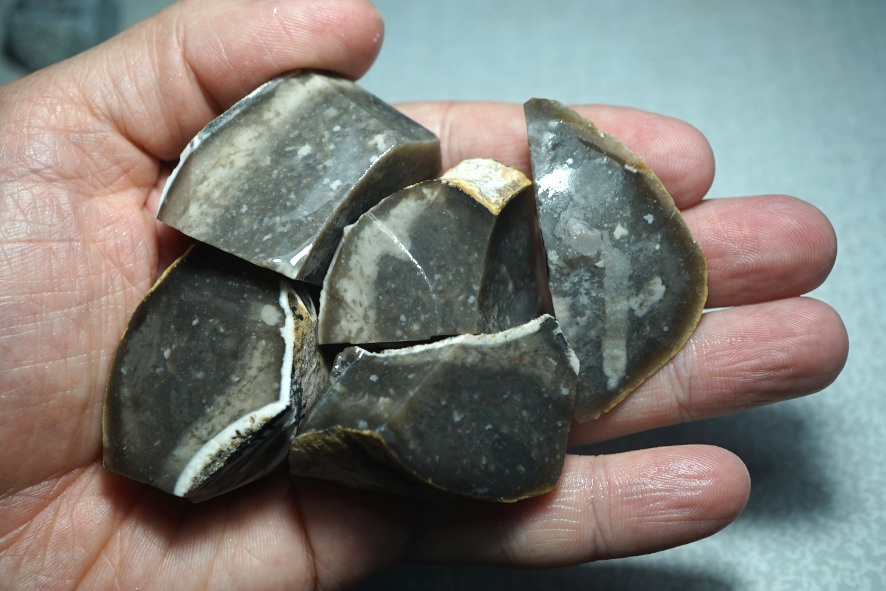 Пиленные куски кремня, смоченные водой.