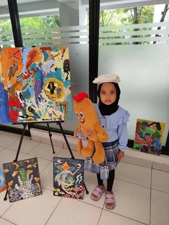 Амира на выставке. Фото автора канала "Индонезия изнутри" 