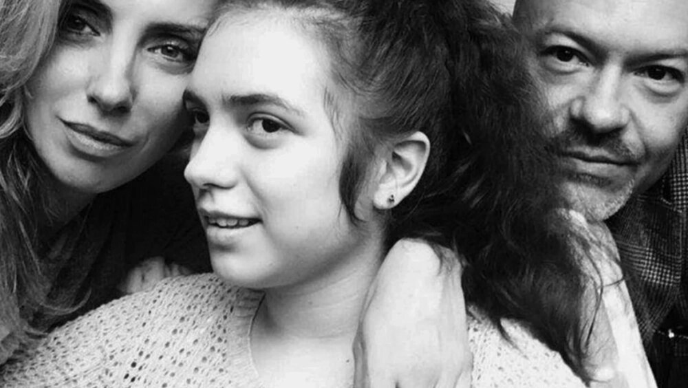    Варвара Бондарчук с родителями. Фото: кадр видео