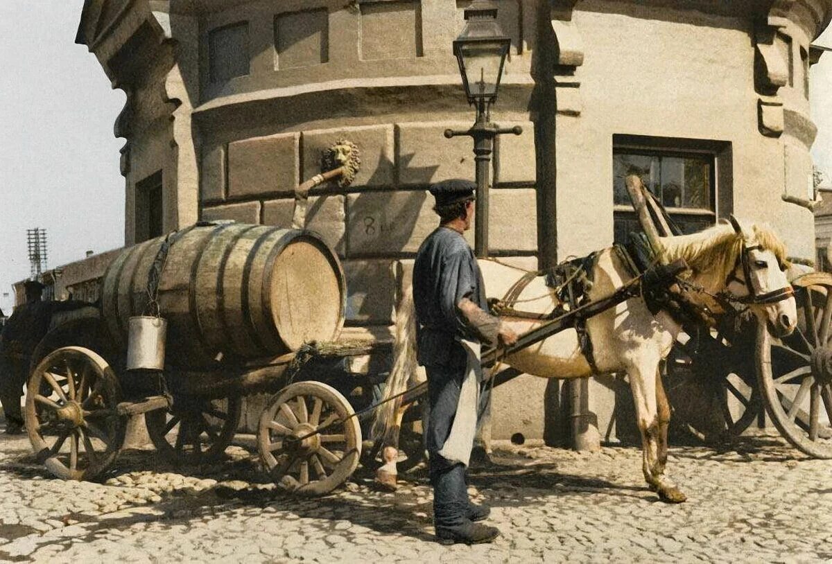Водовоз у городской водокачки. Тяжелый и неблагодарный труд сформировал образ человека, которого обделила судьба. 