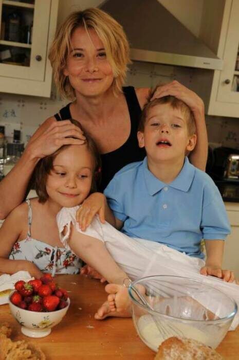 Юлия Высоцкая с детьми.