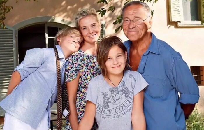 Андрей Кончаловский и Юлия Высоцкая с детьми.