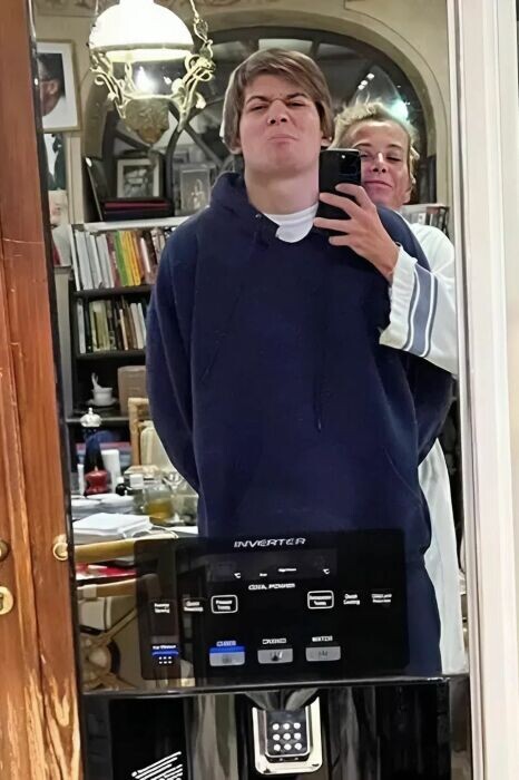 Юлия Высоцкая с сыном.