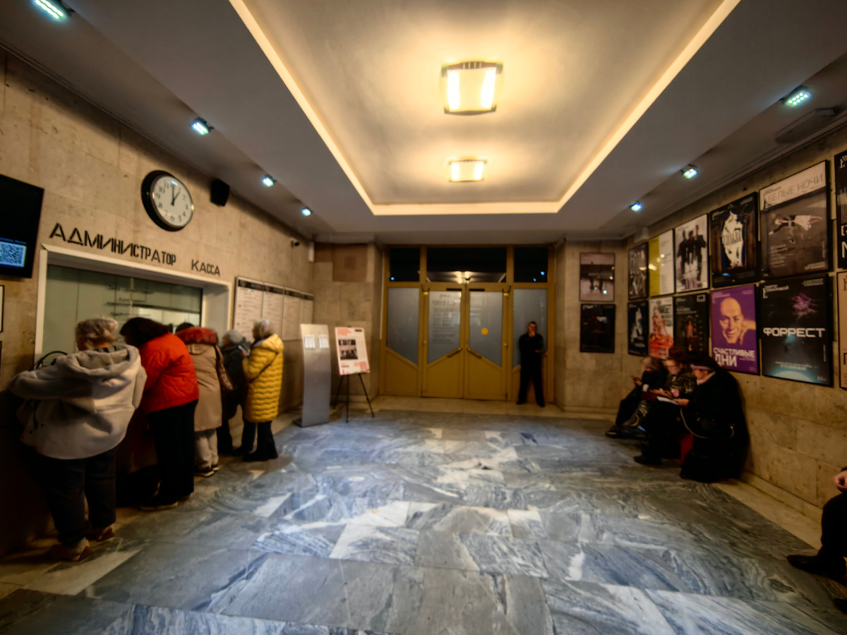 В кассе воцарилась тишина и безлюдье