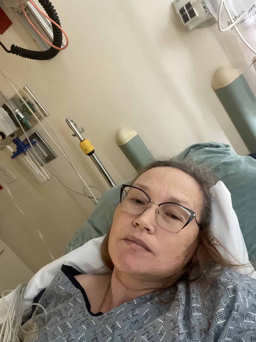 Каталка и я лежу, а не сижу, как в первой по счёту больнице