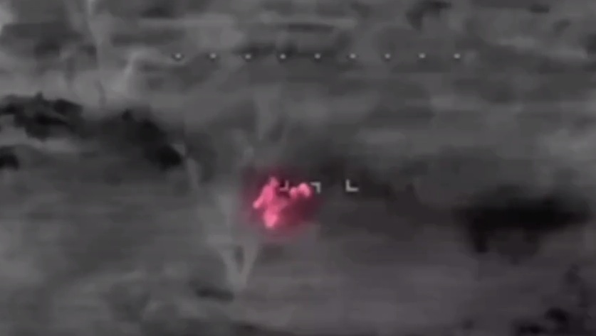    ФПВ-дрон приближается к украинскому спецназовцу. Кадр видео из соцсетей