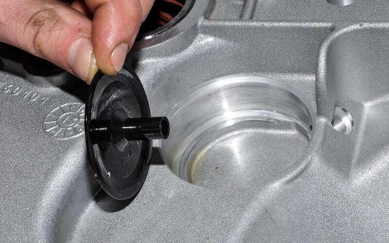    Маслосборник и отверстие для подачи масла.