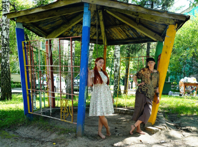 Этими босоногими девчонками можно любоваться. В отличие от беседки.