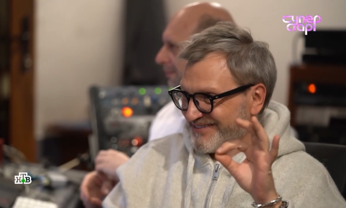 Вадим Такменев - ведущий шоу ВИА Суперстар. Фото: https://dzen.ru/muztalgia