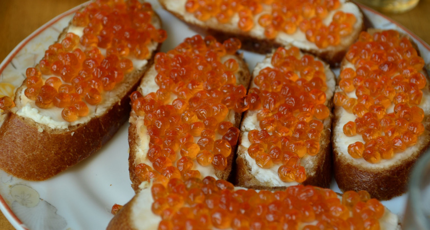    Покажу 1 фразу на железной банке с икрой, чтобы не купить подмену. Гениальная хитрость производителей