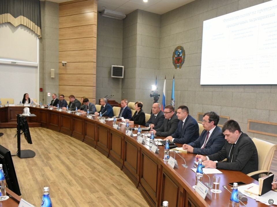    Заседание оргкомитета по подготовке к Новому году. Источник: barnaul.org