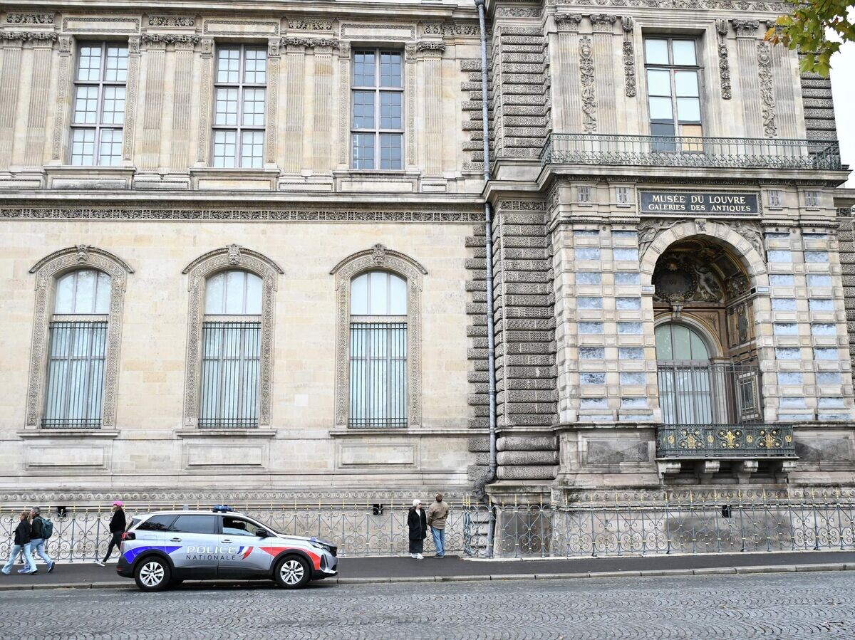    Полицейская машина у здания Лувра в Париже, Франция© AP Photo / Emma Da Silva