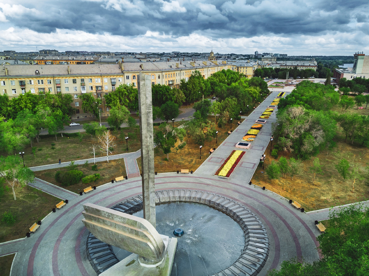Стела "50 лет ММК" (в народе - "Парус")