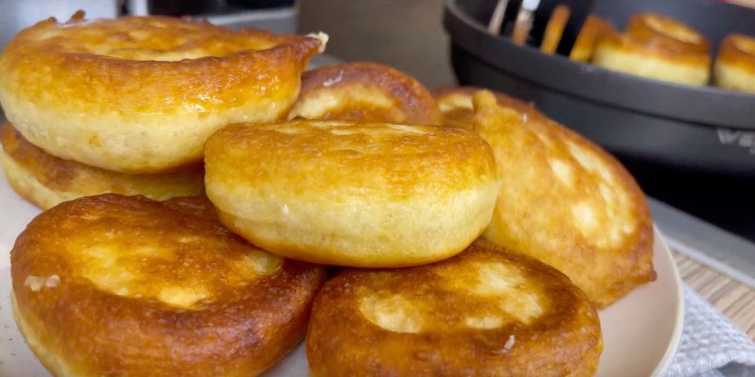 Пышные оладьи на кефире: готовлю только по этому рецепту, оладьи всегда получаются пышные и не опадают (1000 раз проверено)