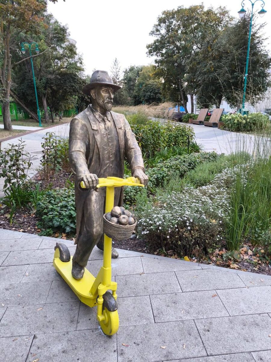 Скульптуру Ивана Мичурина, биологоа и селекционера поставили на самокат, как символ движения к новым открытиям.
