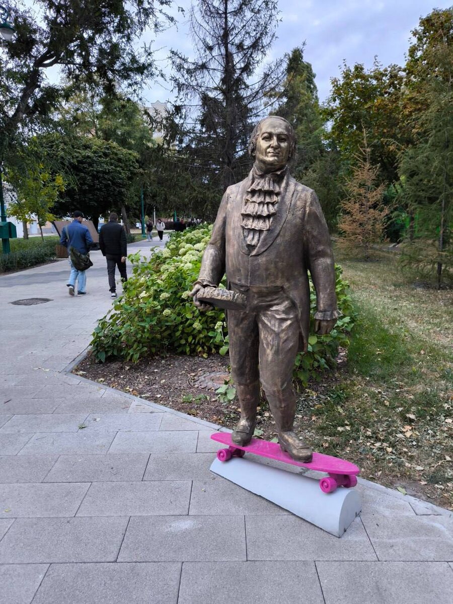 Скульптуру Михаила Щепкина, актёра и основоположника русской актёрской школы поставили на скейт, как символ лёгкости и творческой свободы.