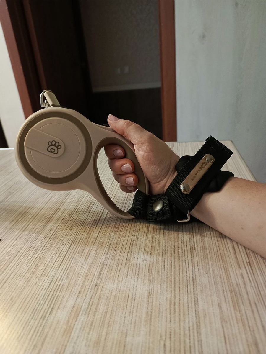 Браслет на рулетке и руке.