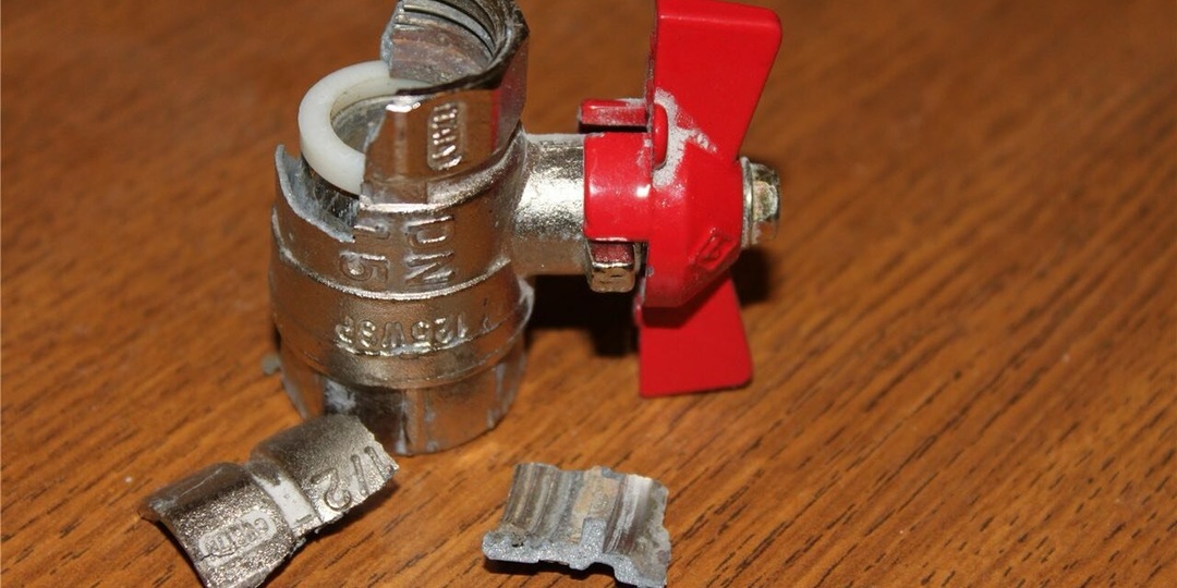 Не закрывается кран, его заклинило или он прикипел? Как быстро реанимировать без замены и поломки рукоятки или самого крана