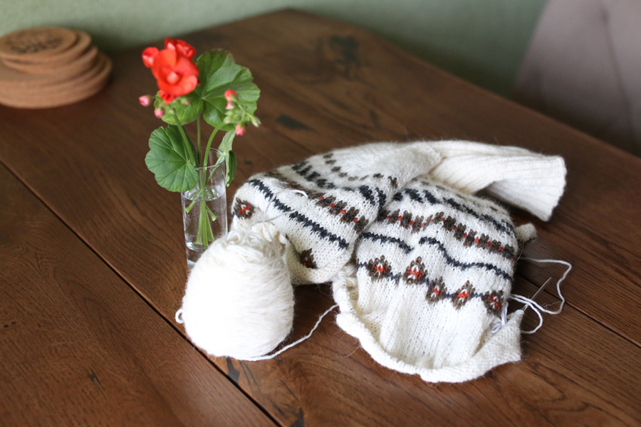 Начало свитера из пряжи Флора от Дропс, цвет 01; 420м/100г, 35% альпака, 65% шерсть