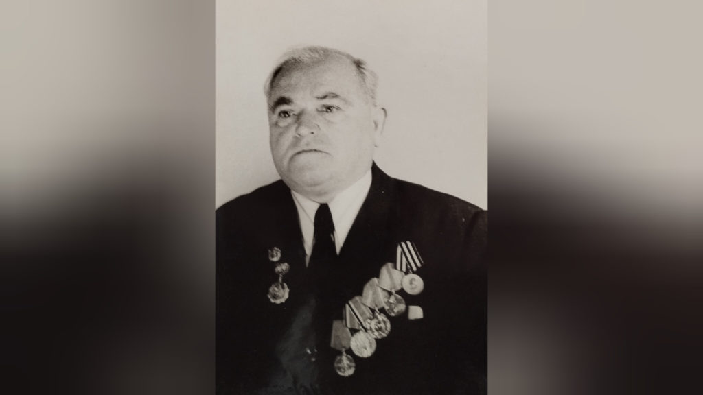    Илья Буряков был награжден орденом Отечественной войны II степени, медалями «За Победу над Германией в Великой Отечественной войне 1941-1945 гг.», к юбилеям Победы и Вооруженных Сил СССР. Знамя Труда