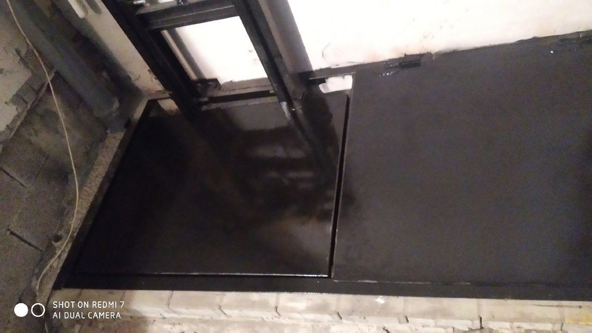 Справа от платформы расположен люк, который можно открыть для спуска/подъема габаритных грузов. Там же расположена вертикальная металлическая лестница на случай отключения света.