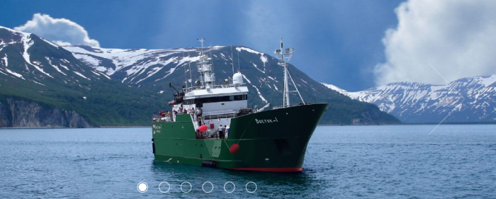 Одно из бывших судов отменённой компании ведёт промысел / Скриншот главной страницы корпоративного сайта предприятия «Рыболовецкий колхоз «Восток-1»