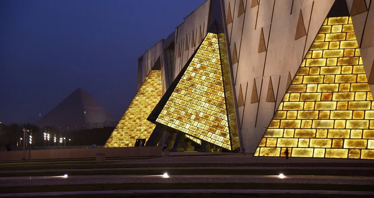    Великий Египетский музей расположен у подножия плато Гиза, в непосредственной близости от Великих пирамид. Фото: сайт музея и министерства по туризму и древностям Египта