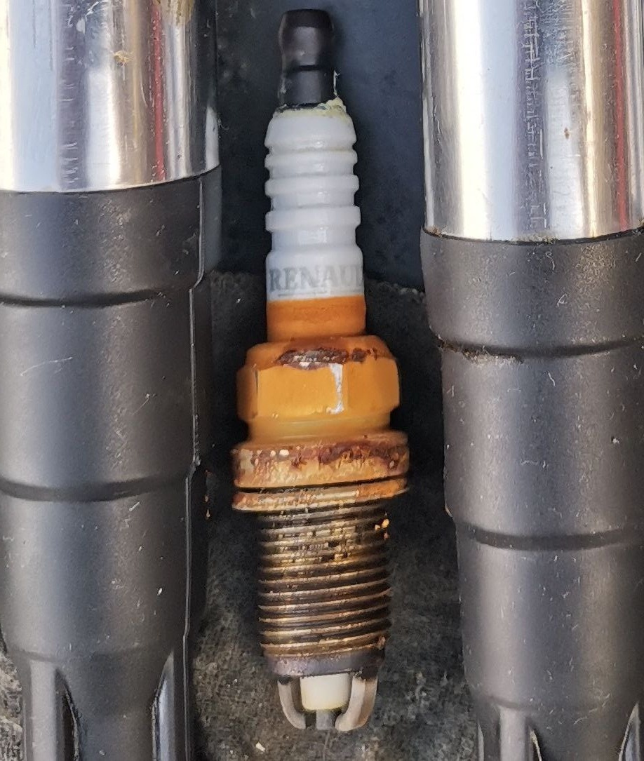 Коронный разряд вокруг внешнего изолятора свечи зажигания второго цилиндра