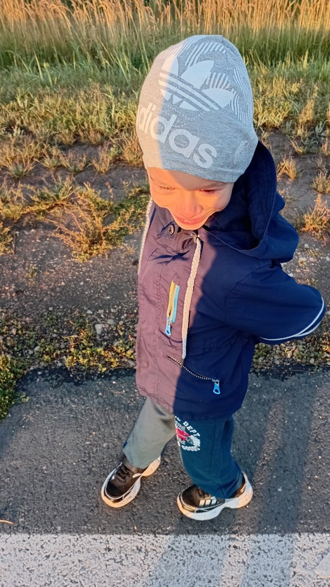 6 утра. Мы с сыном идем на остановку, чтобы ехать в Самару. Солнце светит нам ярко, предвещая продуктивный день