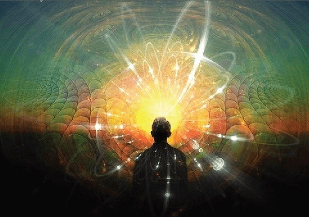 Игорёк мечтатель и фантазёр. Иногда он залезает на крышу старого сарая и подолгу глядит на темнеющий лес. И вот однажды Игорёк видит таинственный свет, свет иного мира...с этого момента его жизнь меняется, он становится одержим этим светом...