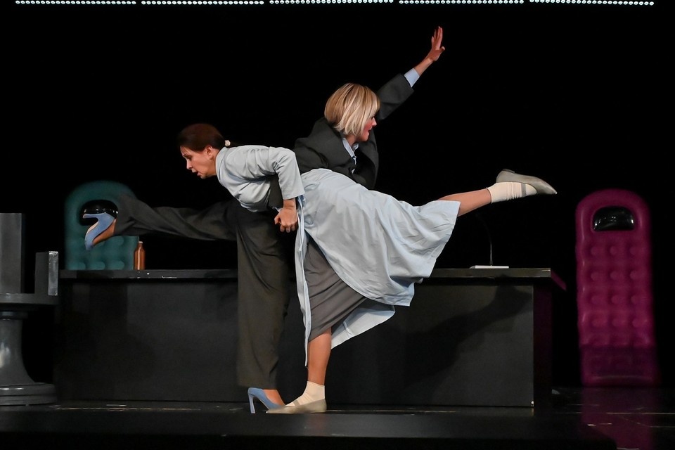    Ольга Кабо и Марина Кондратьева в спектакле Театра Моссовета «Монолог на двоих». Фото: Челябинский камерный театр.