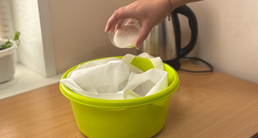    Один стакан при стирке — и вещи белее снега: опытная прачка постоянно замешивает в стиралку вместе с порошком это копеечное средство