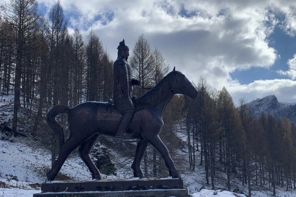    Памятник батыру в селе Беш-Озек. Источник: Личная страница Игоря Яимова в соцсети "ВКонтакте"