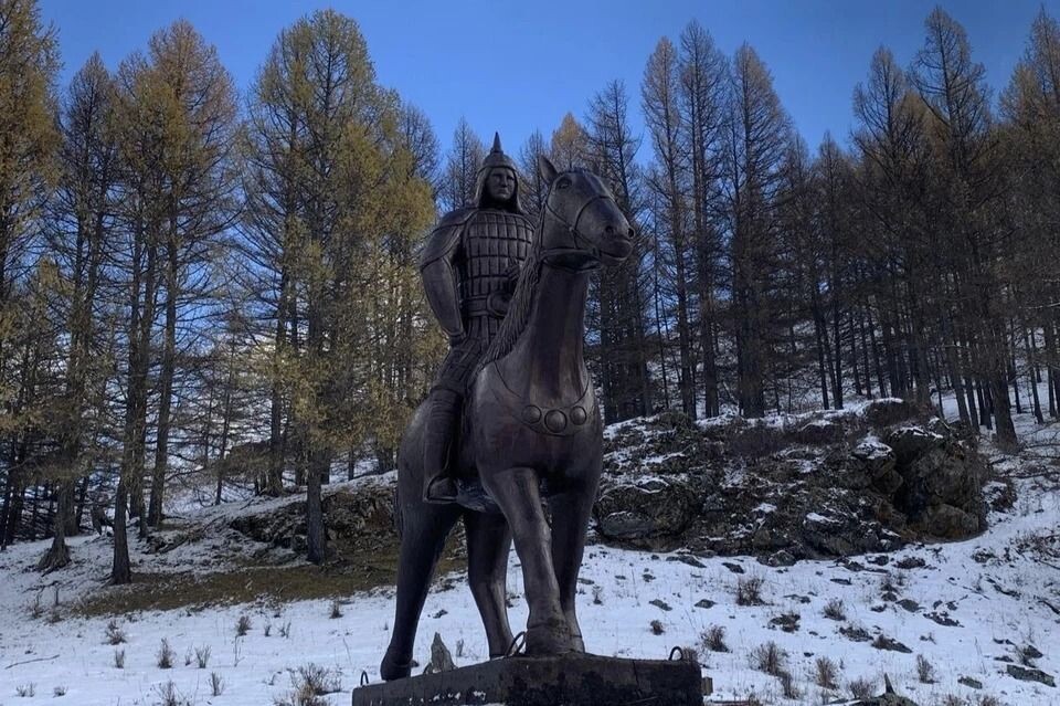    Памятник батыру в селе Беш-Озек. Источник: Личная страница Игоря Яимова в соцсети "ВКонтакте"