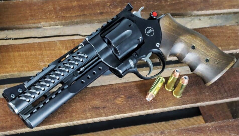 Револьвер "Корт НХР .44 Магнум".