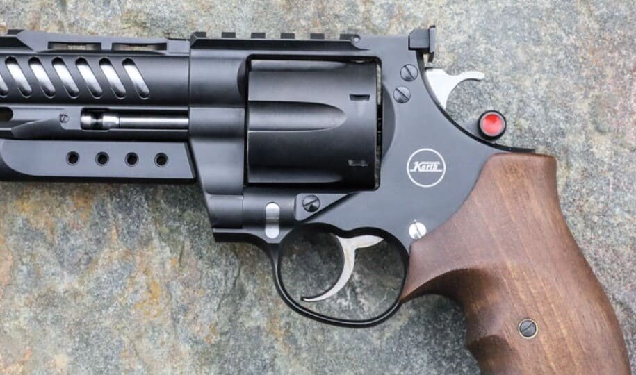 Рамка револьвера. Вид слева. Рычаг откидывания барабана выделен красным.